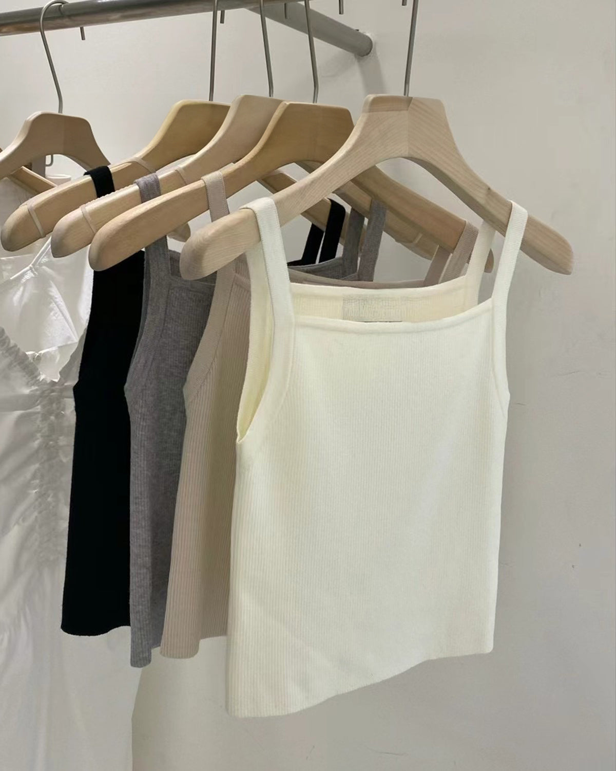 (Premium) Square-Neck Sleeveless Knit Blouse